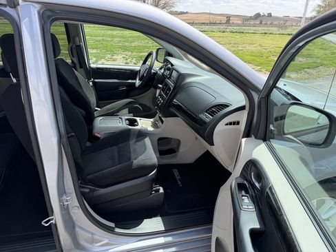 Used 2014 Dodge Grand Caravan SXT w/ UConnect Hands-Free Group FWD image 15