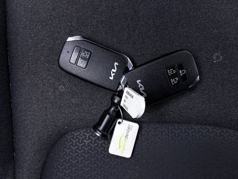 Certified 2023 Kia Carnival LX image 39