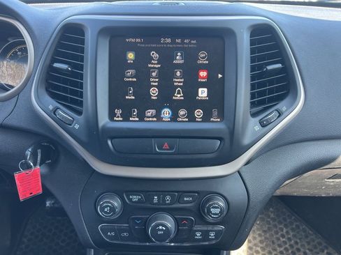 Used 2017 Jeep Cherokee Latitude w/ Cold Weather Group image 4