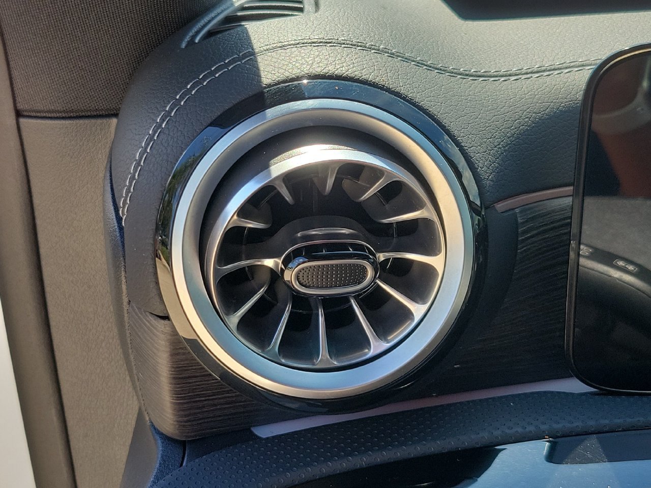 Used 2022 Mercedes-Benz CLA 250 image 30