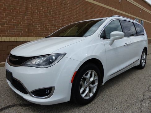 Used 2020 Chrysler Pacifica Touring-L FWD image 7