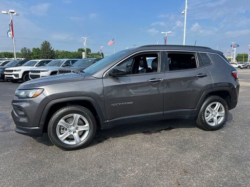 Used 2024 Jeep Compass Latitude AWD/4WD image 3