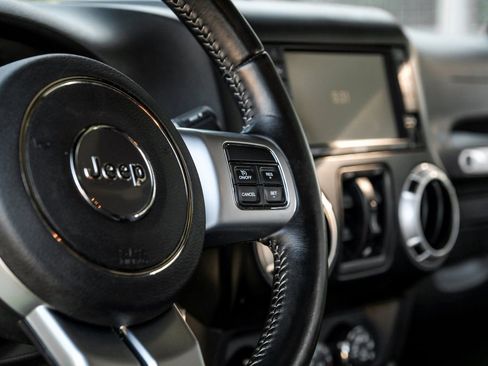 Used 2017 Jeep Wrangler Unlimited Rubicon image 18