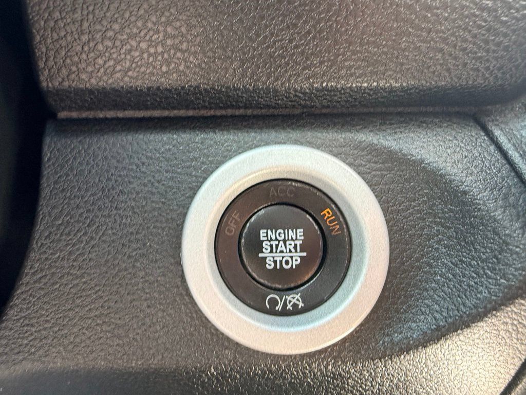 Used 2017 RAM 1500 Laramie AWD/4WD image 29
