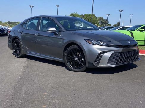 Used 2025 Toyota Camry SE FWD image 1