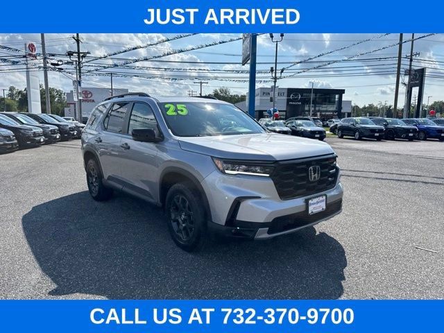 Used 2025 Honda Pilot TrailSport image 3