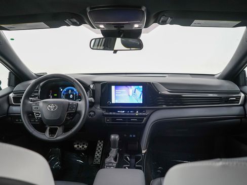 Used 2025 Toyota Camry SE image 12
