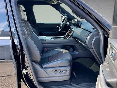 Used 2025 Nissan Armada Platinum Reserve image 5