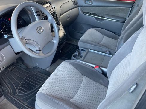 Used 2010 Toyota Sienna LE FWD image 9