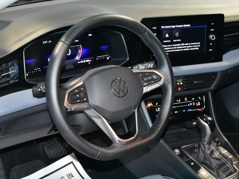 Used 2025 Volkswagen Jetta SE FWD image 2