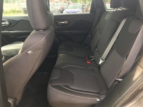 Used 2015 Jeep Cherokee Latitude FWD image 27