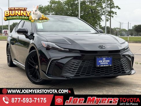 Used 2025 Toyota Camry SE w/ Convenience Package FWD image 1