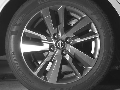 Used 2025 Nissan Versa SV image 24