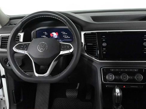 Certified 2022 Volkswagen Atlas SE w/ Black Wheel Package FWD image 3