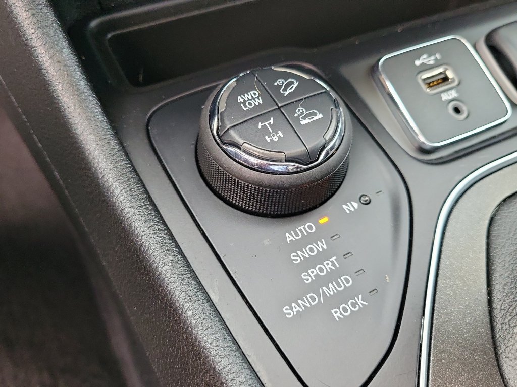 Used 2023 Jeep Cherokee Trailhawk w/ Sun & Sound Group AWD/4WD image 30