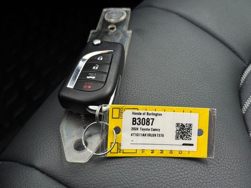 Used 2024 Toyota Camry SE image 34