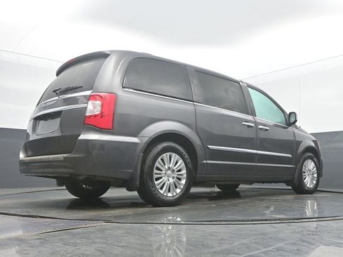 Used 2015 Chrysler Town & Country Limited image 51
