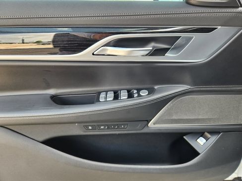 Used 2019 BMW 750i w/ M Sport Package RWD image 22
