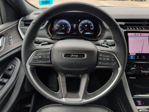 Used 2025 Jeep Grand Cherokee Limited image 18