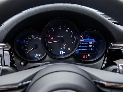 Certified 2025 Porsche Macan AWD/4WD image 20