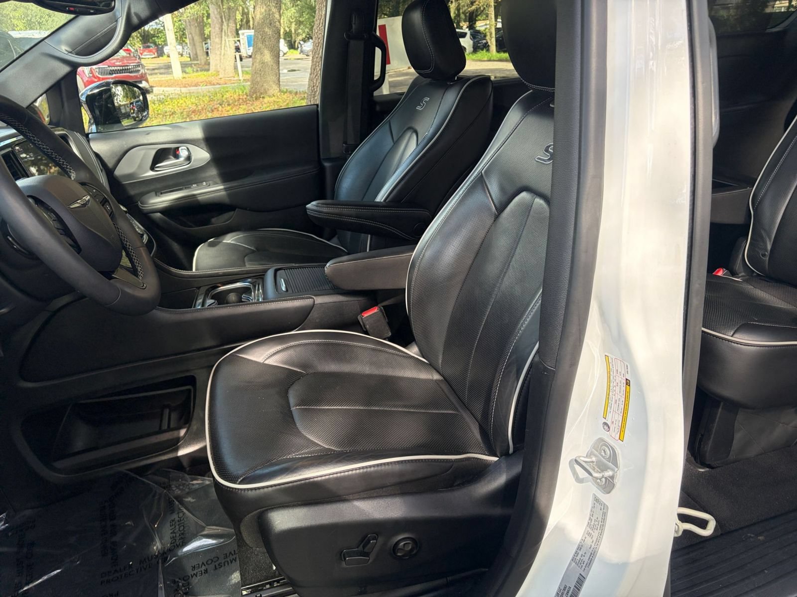 Used 2025 Chrysler Pacifica Limited FWD image 30
