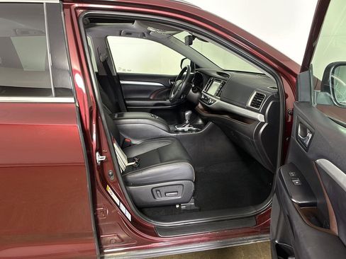 Used 2019 Toyota Highlander XLE AWD/4WD image 22