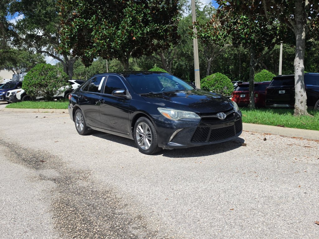 Used 2015 Toyota Camry SE FWD image 2