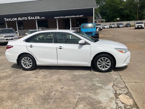 Used 2015 Toyota Camry LE FWD image 2
