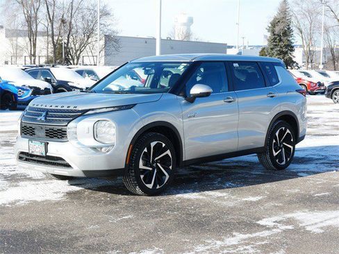 Used 2025 Mitsubishi Outlander SE image 3