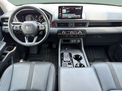 Used 2025 Honda Pilot Touring image 9