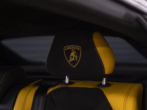 Used 2022 Lamborghini Urus AWD/4WD image 24