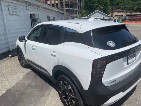 Used 2025 Nissan Kicks SV AWD/4WD image 3