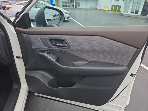 Used 2023 Nissan Rogue S image 12