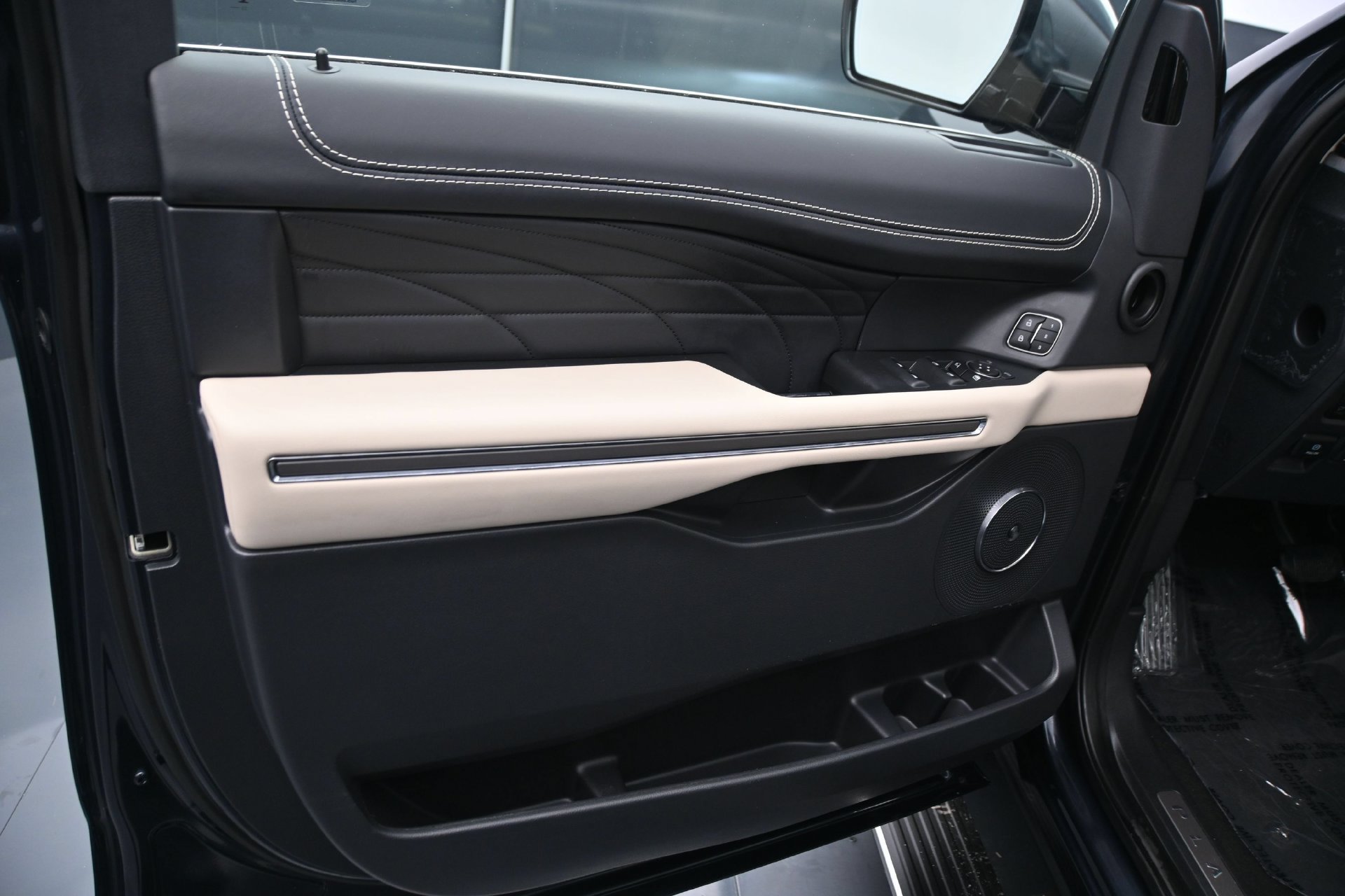 Used 2024 Ford Expedition Max Platinum AWD/4WD image 19