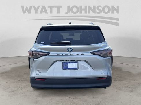 Used 2025 Toyota Sienna XLE FWD image 4