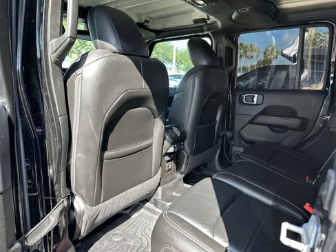Used 2018 Jeep Wrangler Unlimited Sahara AWD/4WD image 18