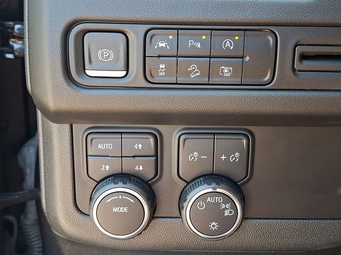Certified 2023 Chevrolet Suburban Z71 w/ Luxury Package AWD/4WD image 28