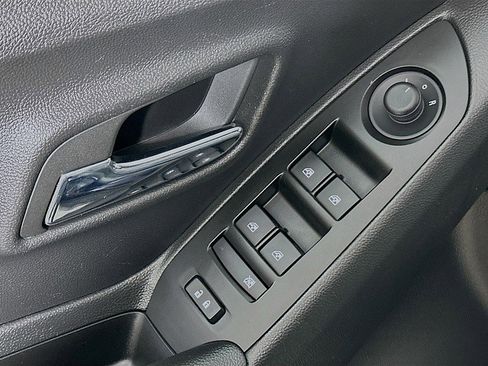 Used 2022 Chevrolet Trax LT w/ LT Convenience Package image 18