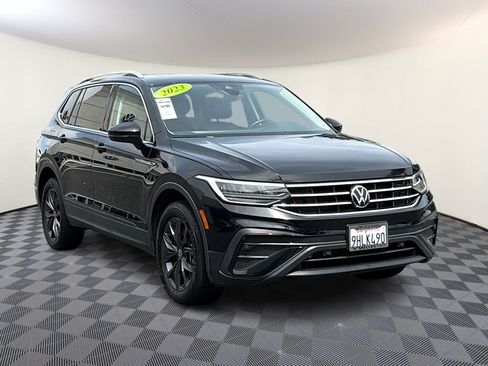 Used 2023 Volkswagen Tiguan SE w/ Panoramic Sunroof Package FWD image 1