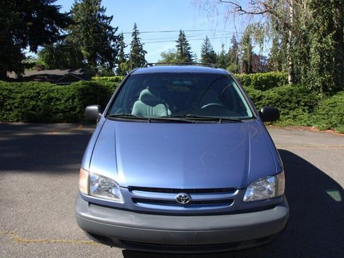 Used 1999 Toyota Sienna LE FWD image 9