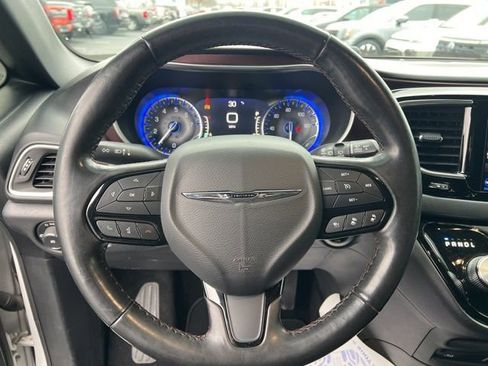 Used 2019 Chrysler Pacifica Touring-L image 13