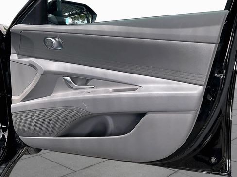 Used 2025 Hyundai Elantra Hybrid FWD image 23