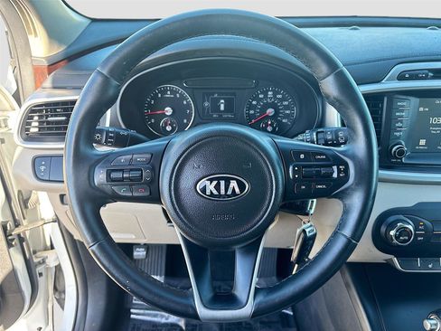 Used 2017 Kia Sorento LX w/ LX Convenience Package image 12