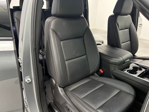 Used 2025 Chevrolet Suburban Z71 image 23