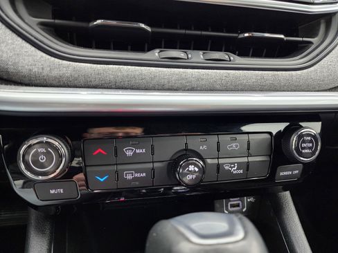 Used 2024 Jeep Compass Latitude image 41