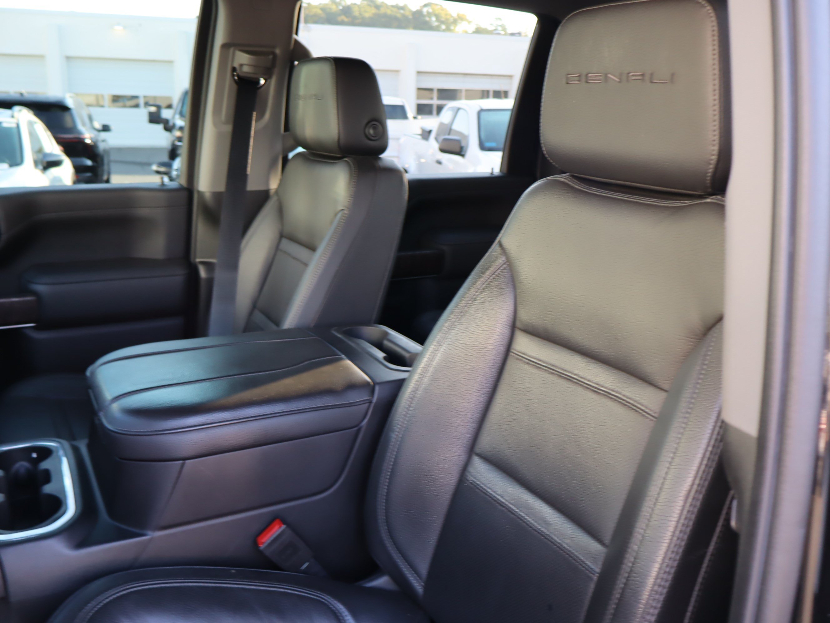 Used 2023 GMC Sierra 2500 Denali w/ Denali Black Diamond Edition AWD/4WD image 23