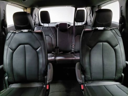 Certified 2025 Chrysler Pacifica Select FWD image 19