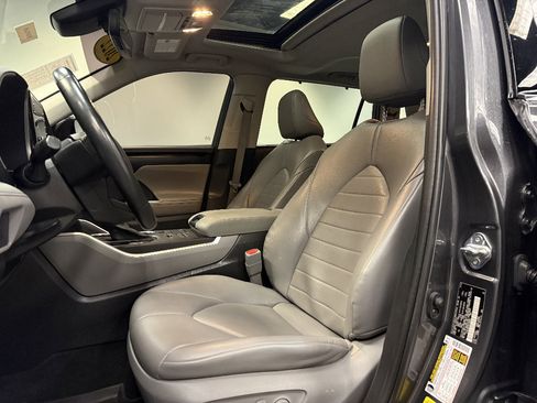 Used 2022 Toyota Highlander XLE AWD/4WD image 25