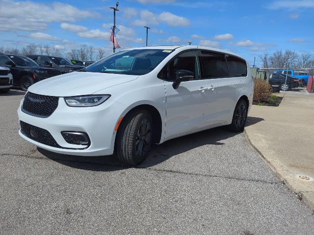 New 2026 Chrysler Pacifica Select FWD image 4