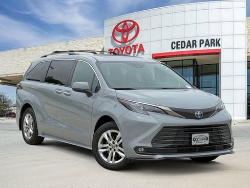 Used 2022 Toyota Sienna XLE Woodland Edition AWD/4WD image 1